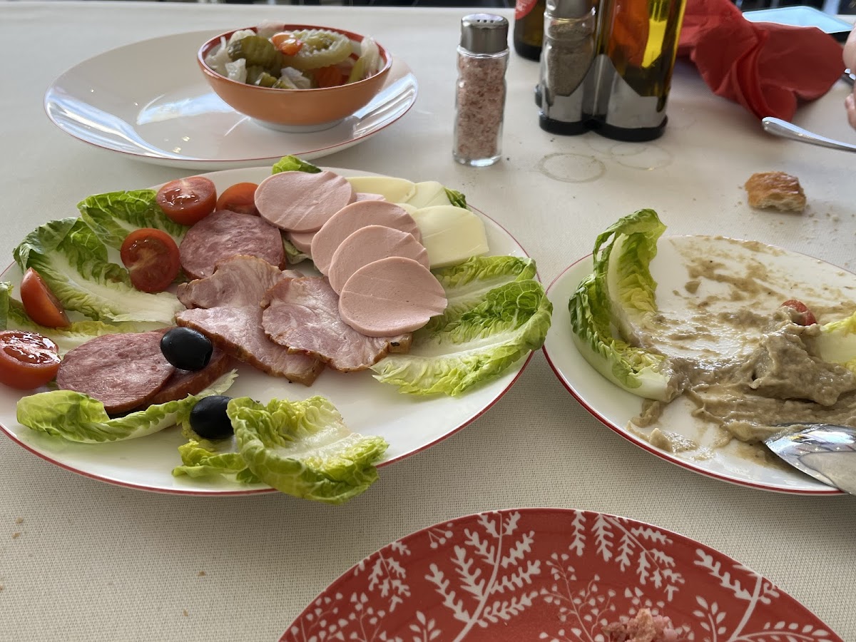 Plato de Sarmale con Mămăligă y crema agria